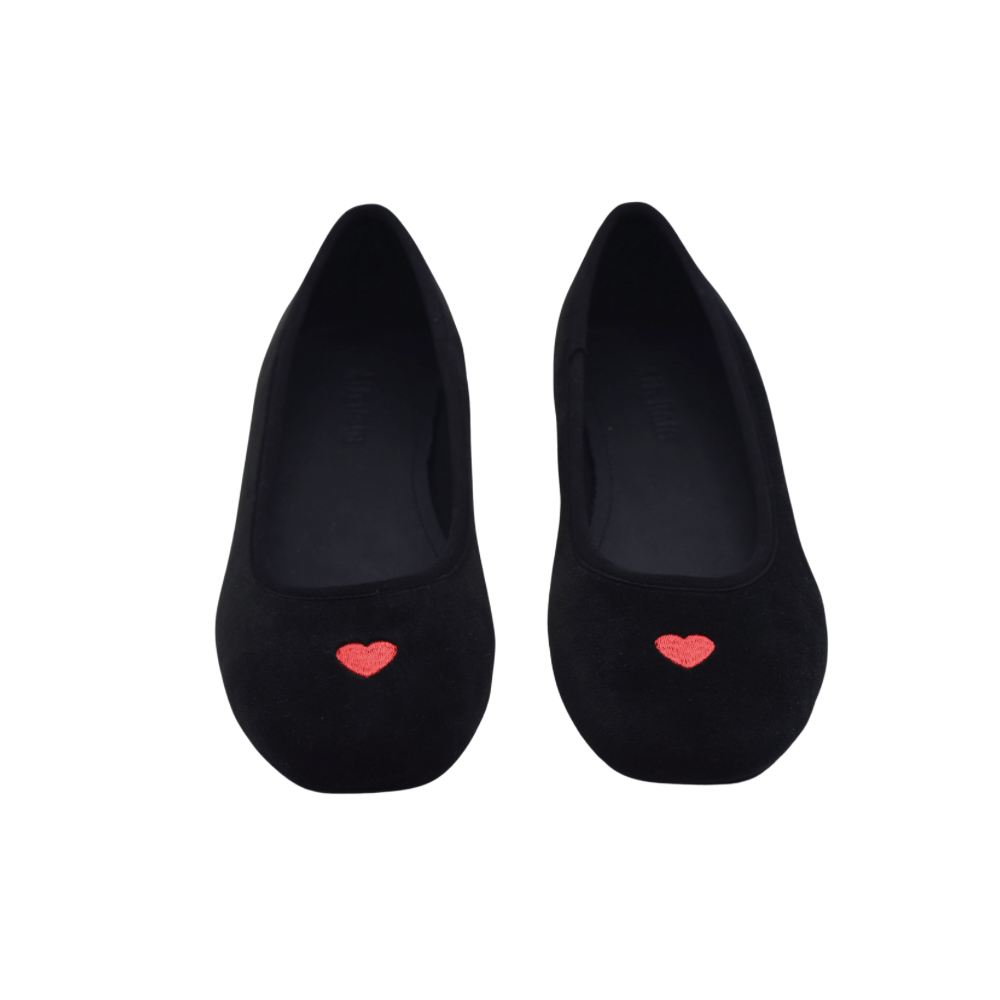 Svarta ballerinaskor i sammet med rött hjärta