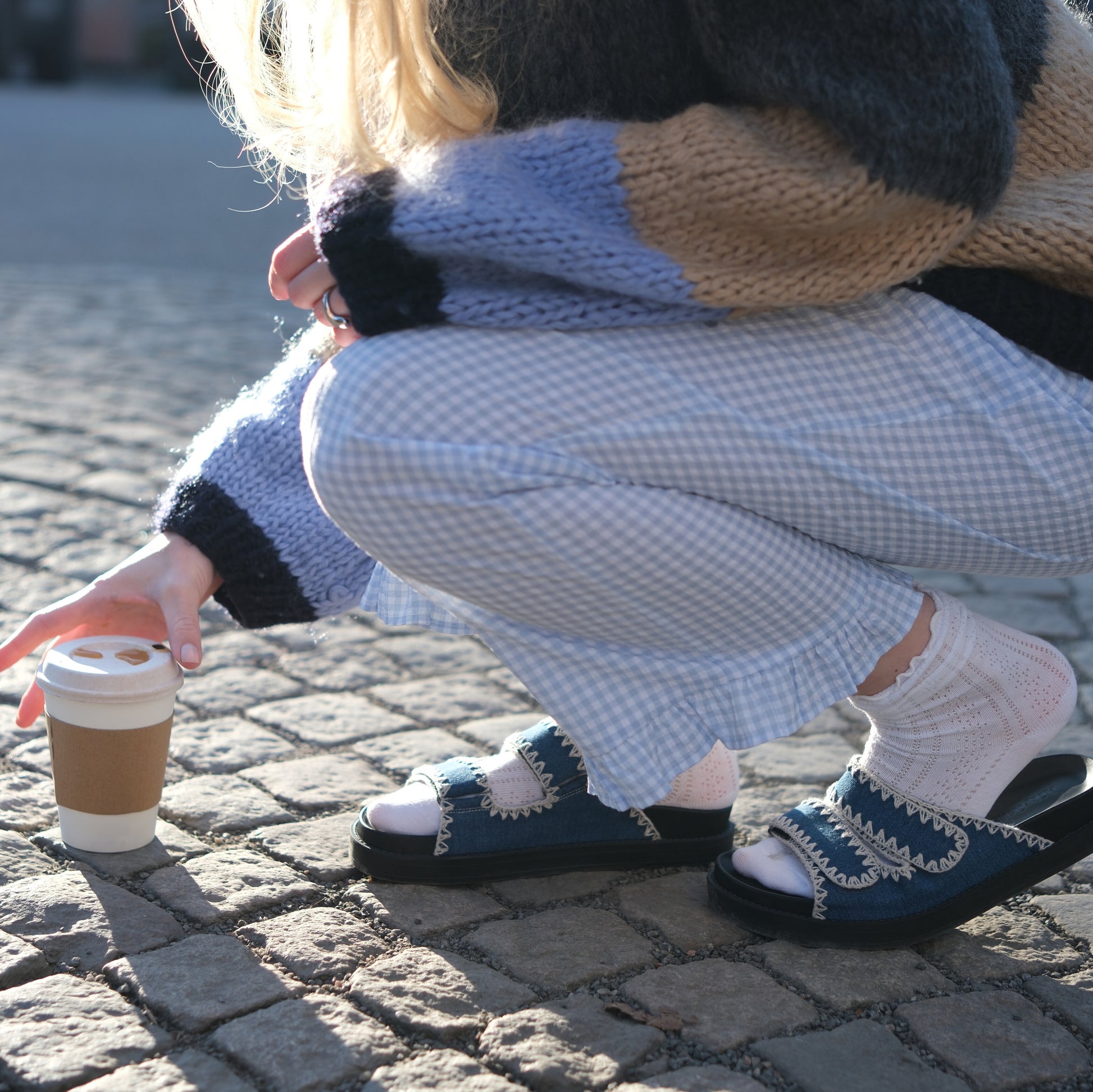 Sandaler i denim med sömnadsdetalj.