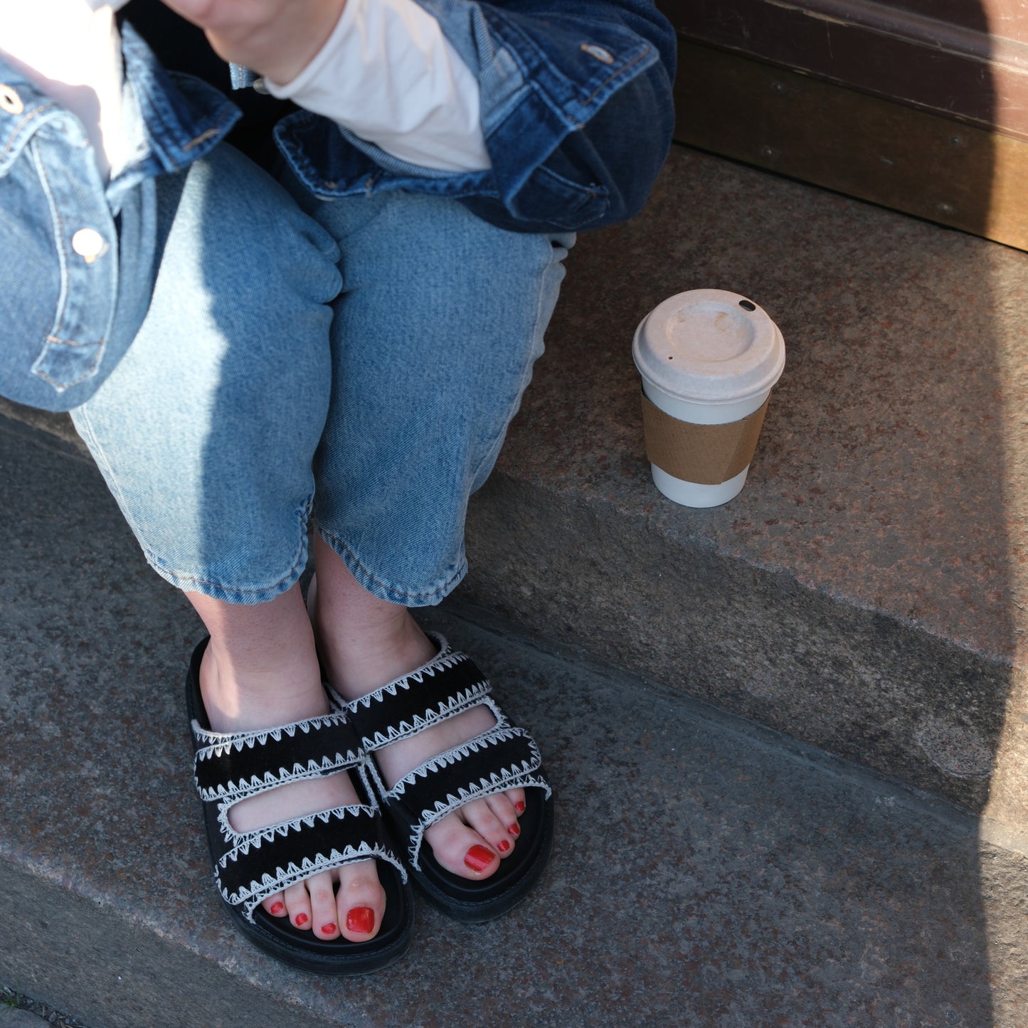 Slip in sandal för dam med sömnadsdetalj