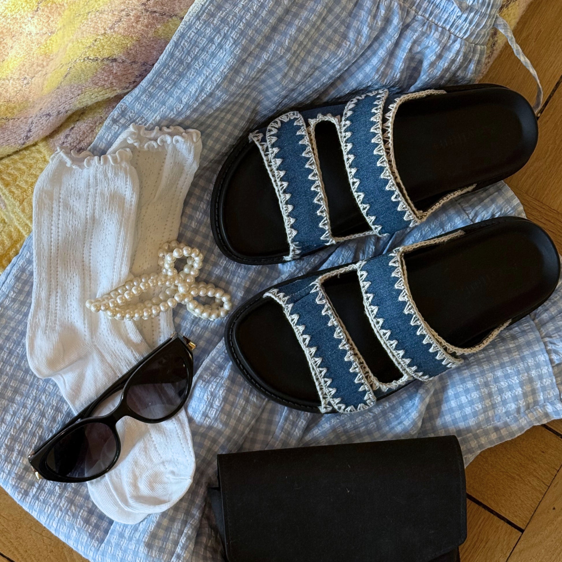 Sommaroutfit med slip-in Sandaler i denim.