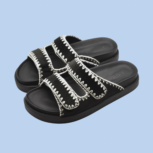 Sandaler i svart sammet med chunky gummisula och fin langettsömsdetalj