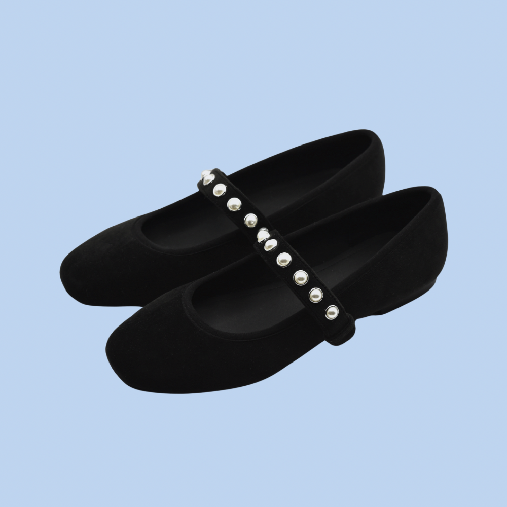 Ballerinaskor i Mary Jane modell. Bekväm och följsam sula, sko i sammet och detaljband prytt med pärlor i silvrig infästning.