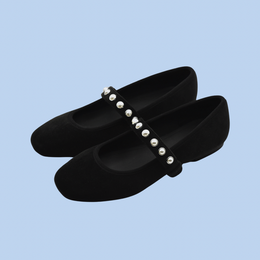 Ballerinaskor i Mary Jane modell. Bekväm och följsam sula, sko i sammet och detaljband prytt med pärlor i silvrig infästning.